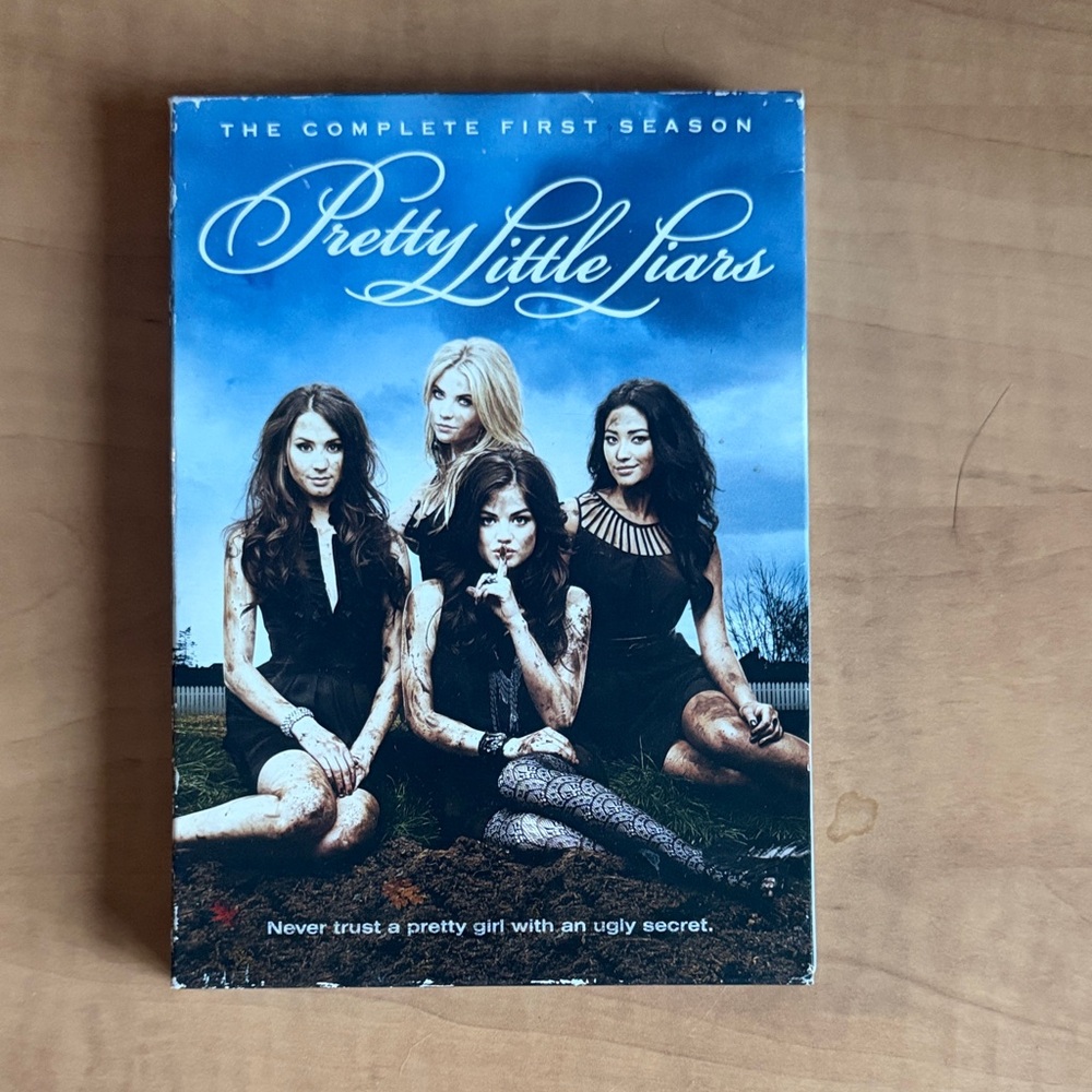 Pretty Little Liars Season 1 DVD - Blue Cover